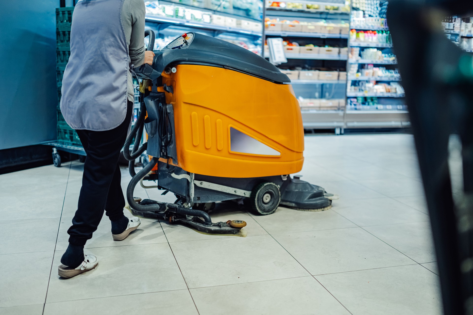 Nettoyeuse à l’aide d’une autolaveuse dans un supermarché