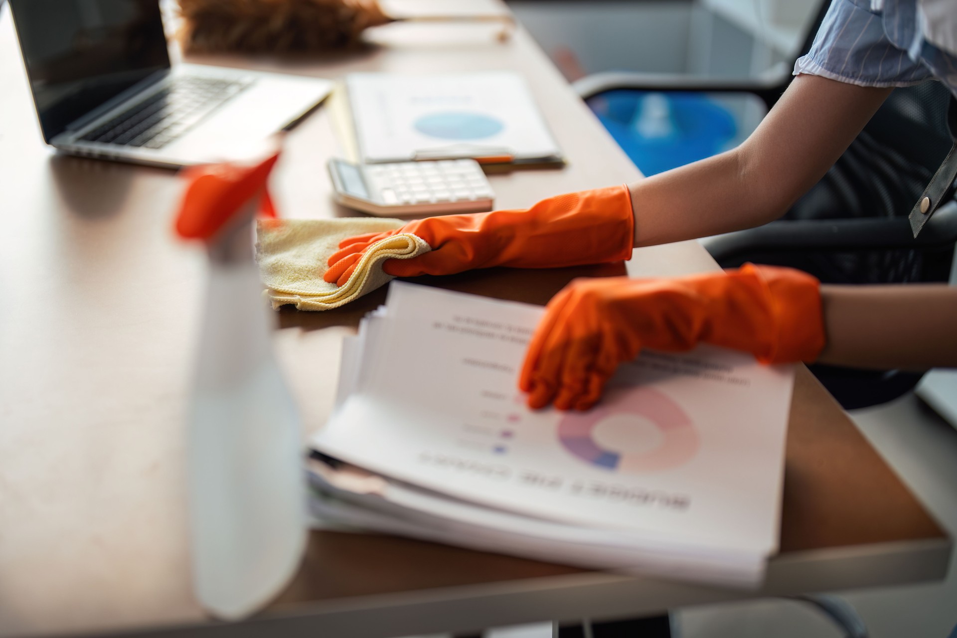 Femme asiatique nettoyant dans la salle de travail à la maison. Jeune femme de ménage femme de ménage utiliser un chiffon pour essuyer l’équipement pour le travail. Concept d’entretien ménager Nettoyage des tâches ménagères