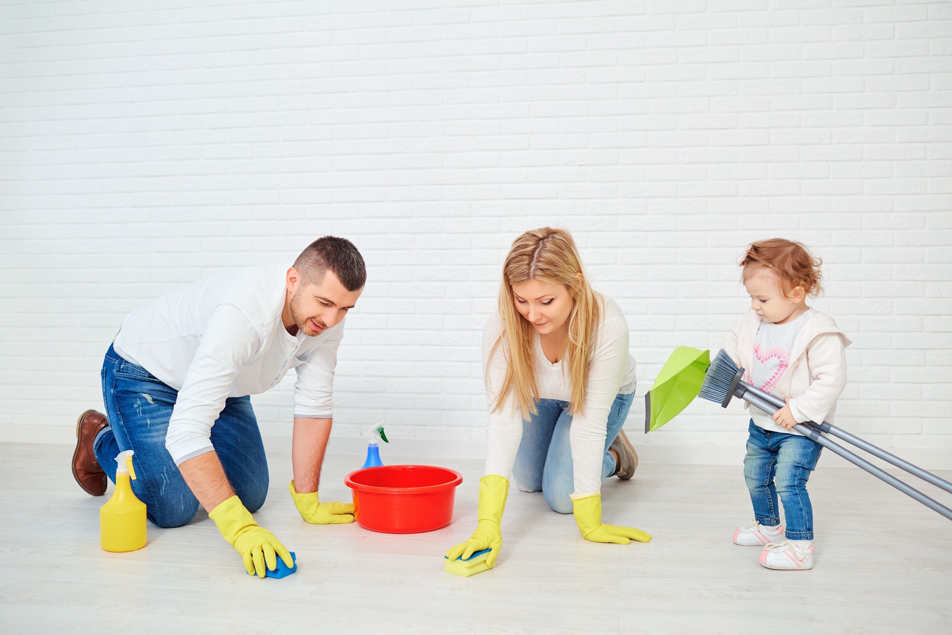 Une famille heureuse est laver le plancher