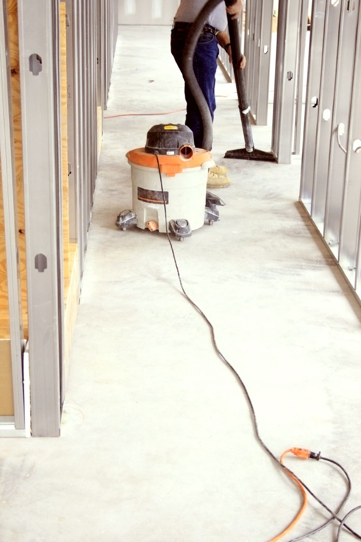 Homme Vacuuming un chantier de Construction